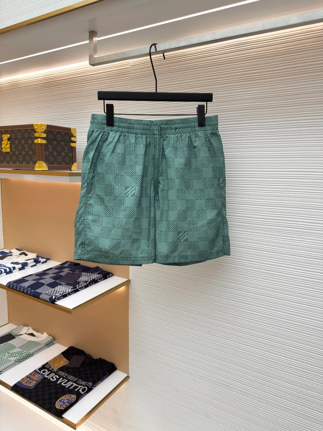 LOUIS VUITTON Printed Beach Pants Chess ●Authentic: Purchased and developed at 6950 ●Item No.: 1680015-A65 ●Fabric: nylon fabric ●Technology: Printing ●Version: Fitted version ●Weight: about 168 grams ●Size: The L.Vuitton déposé logo is integrated into the checkered pattern and can be paired with a matching T-shirt or for a casual look. It features a standard fit, all-over Damier Monogram print, drawstring elastic waist and side pockets. Cut and sew the flower position to restore the pattern effect. The overall wiring is straight and delicate, the fabric is comfortable and soft, and the color is consistent without color difference. It can be matched with the same style to create a fashionable look and control various occasions. Customized accessories, complete with three standards, same style for men and women!